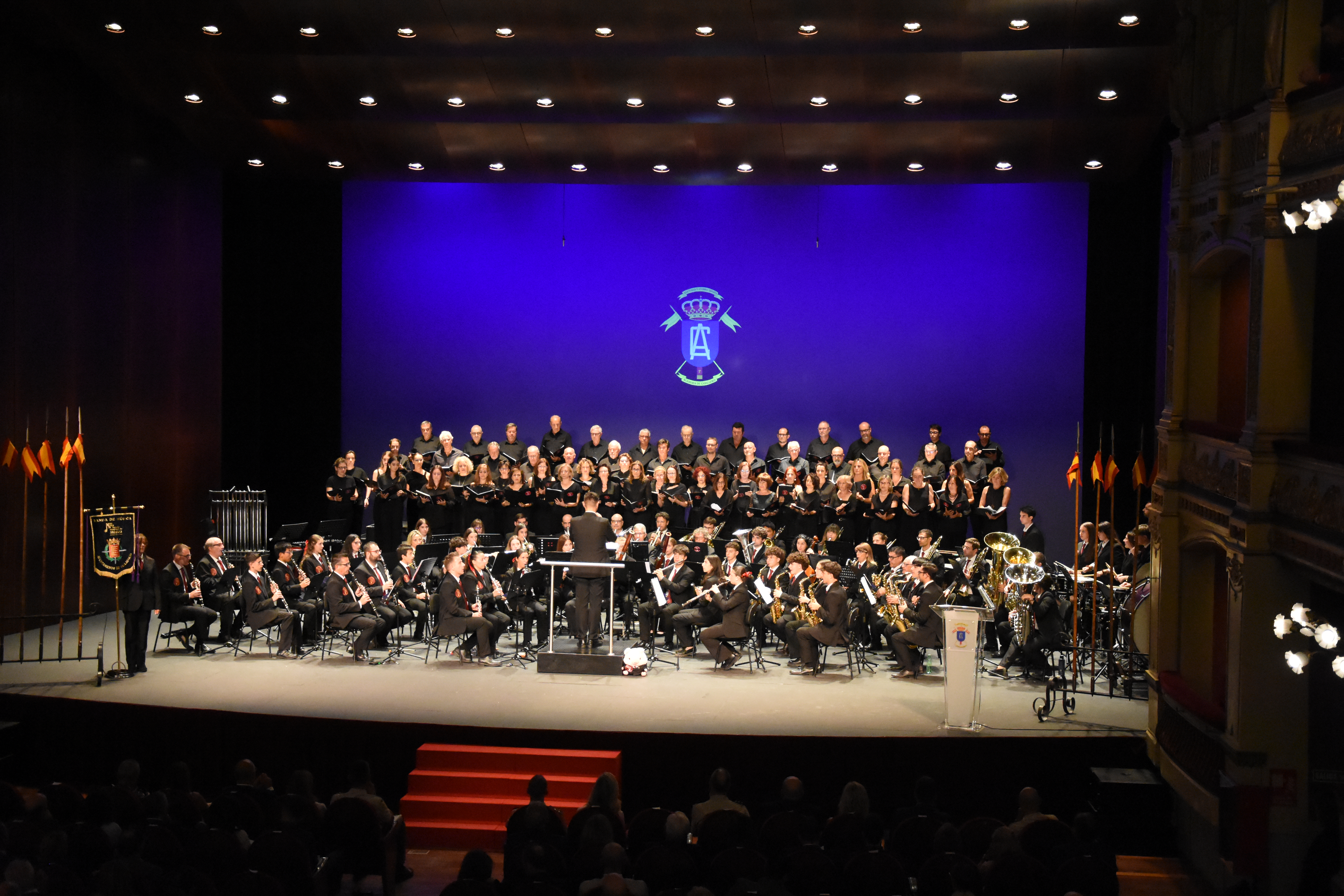 Interpretación de himnos de Caballería por Coro y Banda EMMVA