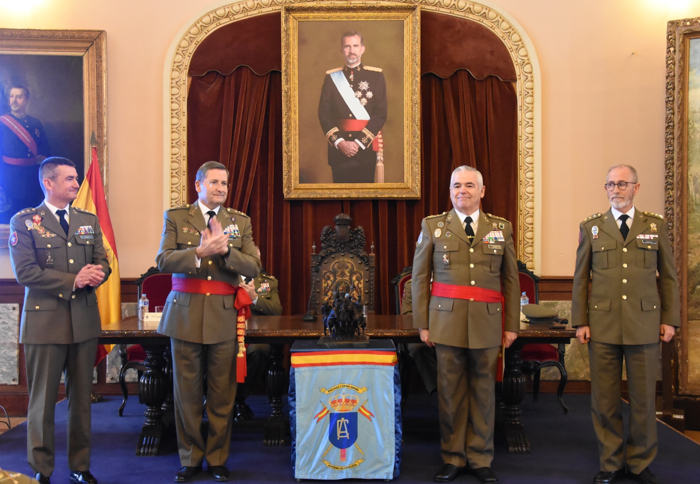 4 El general Chapa junto al JEME, el director de la Academia de Caballería y el Secretario del Arma