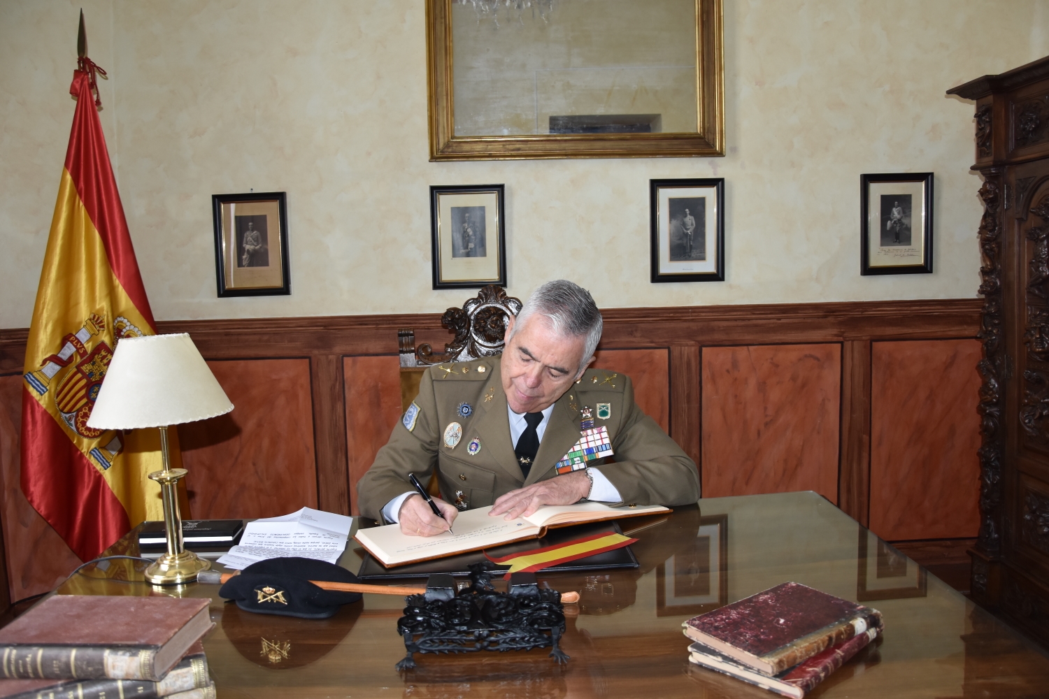 El general Chapa firma en el Libro de Honor de la Academia de Caballería