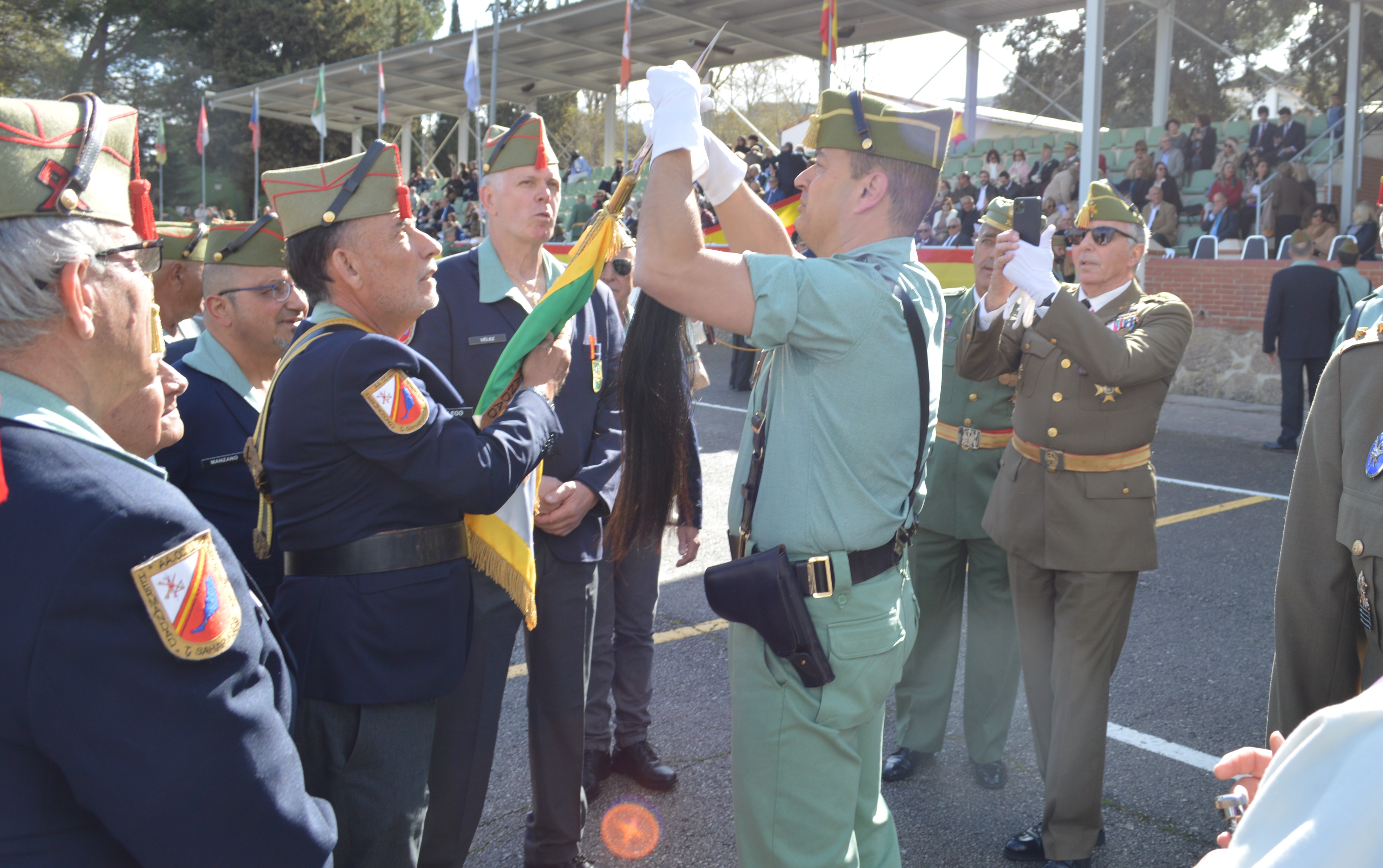 1. Colocación de la cola de caballo al banderín de la unidad de veteranos