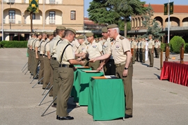 Los sargentos alumnos reciben su nombramiento.