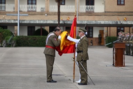 El general besando la bandera de la academia