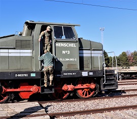 2 cadetes en la locomotora Henschel