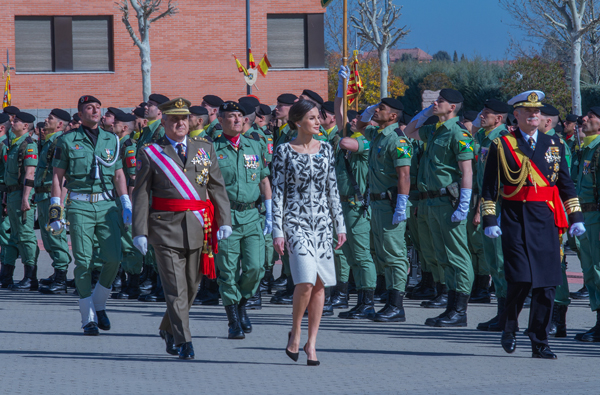La Reina amadrina la entrega de la Bandera al Regimiento 'Nápoles'