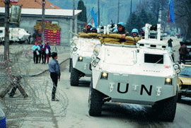Militares españoles junto al destacamento de Jablanica