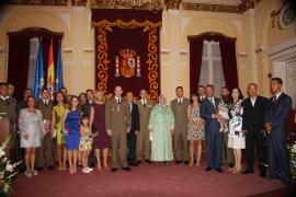 El teniente y el soldado con familiares y compañeros