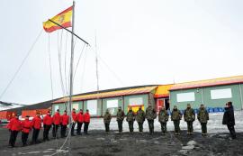 Primer izado de la Bandera Nacional en esta campaña