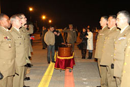 Militares y familiares junto a los restos mortales