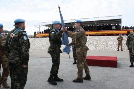 El general Herrero recibe la bandera de la ONU