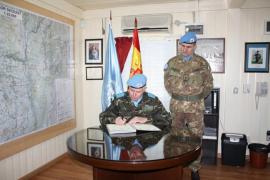 El general Herrero firma en el Libro de Honor