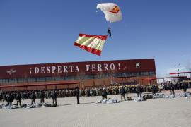 El último paracaidista porta la Bandera de España