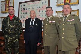 El comandante con el general y mandos de la Brigada