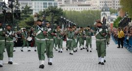 Retreta militar por la tarde en la capital