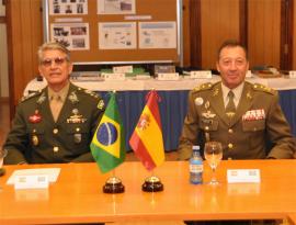 El jefe del MADOC junto al general brasileño en el MADOC