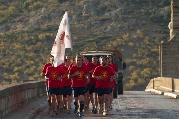 Uno de los relevos cruza un puente cerca de Medellín