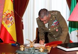 El teniente general Graziano fima en el Libro de Honor