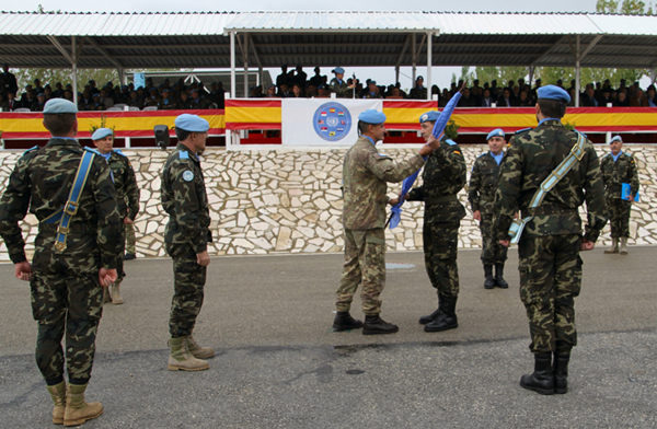 El general Baños recibe la Bandera de la ONU