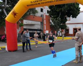 La primera fémina en su llegada a la meta