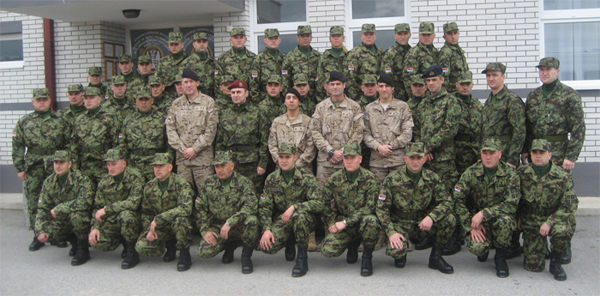 La delegación española con la sección serbia