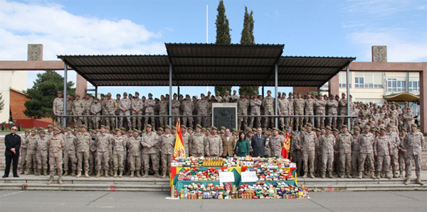 Personal de la base con los alimentos donados