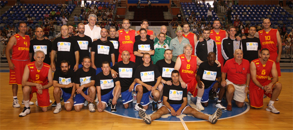 Los dos equipos juntos en la pista de baloncesto