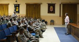 Abel Antón en la charla con los militares