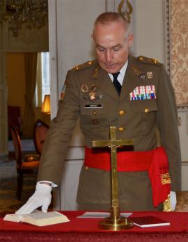 El general Sanjuan jura su nuevo cargo