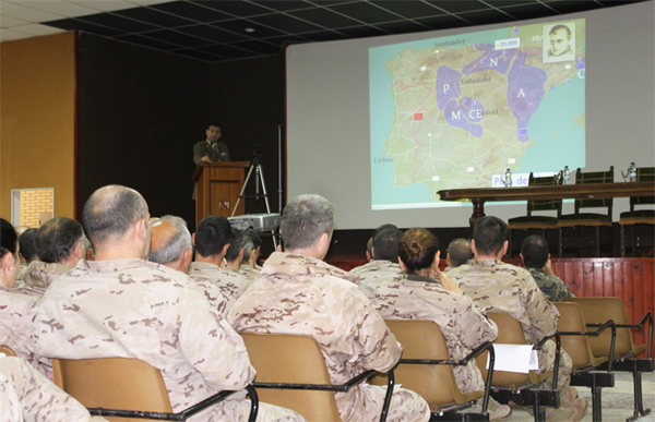El coronel imparte la conferencia en "Araca"