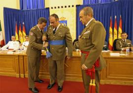 El JEME impone la faja al comandante Santos