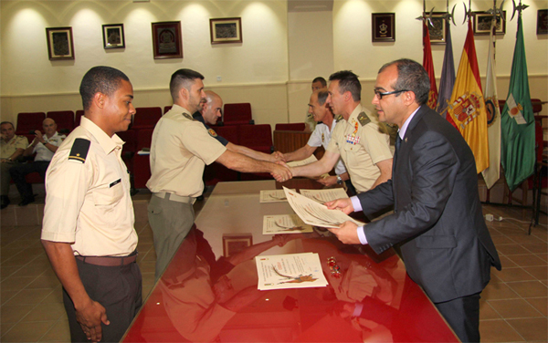 Entrega de los diplomas a los alumnos