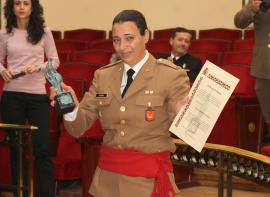 1La soldado Sambra Bumedien con el premio