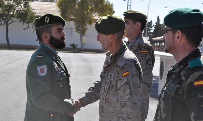 El jefe del MOE saluda al n&ordm; 1 del curso