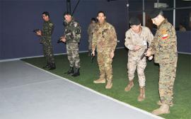 Los oficiales de enlace en el simulador Victrix