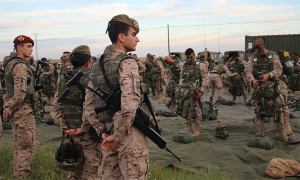 Los alumnos observan los preparativos de un salto