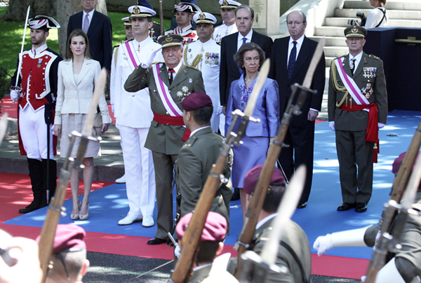 Desfile de la fuerza ante Sus Majestades (Foto:Luis Rico/DECET)