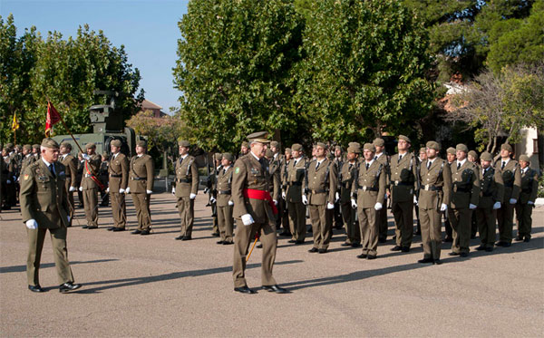 Revista a la formación en el acto conmemorativo