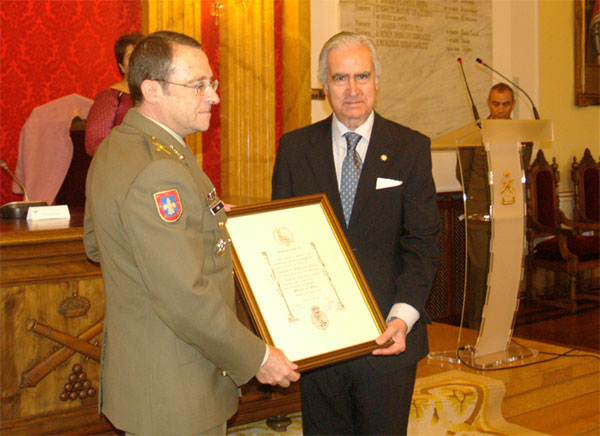 El director de la Academia recogió el diploma