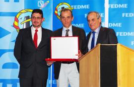 El teniente coronel  tras recibir la placa