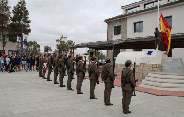 Izado de la Bandera en el campus universitario