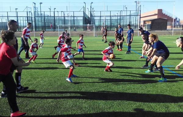 Los militares colaboraron en un taller de rugby