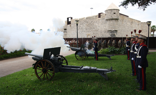 Salvas durante el acto conmemorativo 