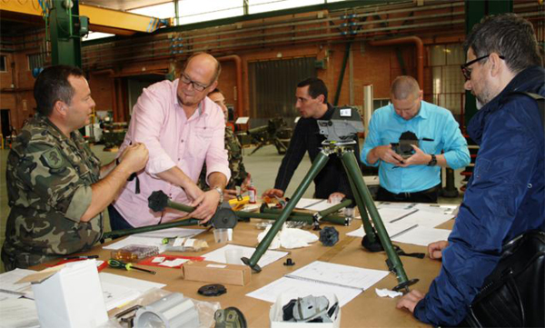Participantes del Taller con el trípode del misil