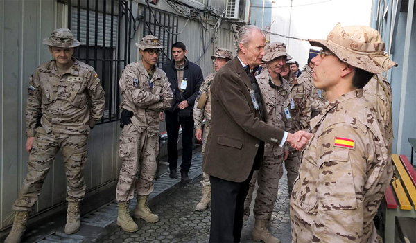 El ministro saluda a los militares en Kabul