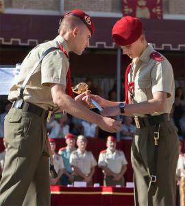 Entrega de sable a cadete de primer curso