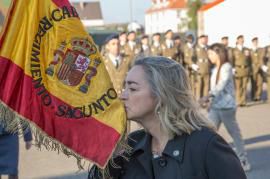 Una de los jurandos besa la Bandera Una de los jurandos besa la Bandera