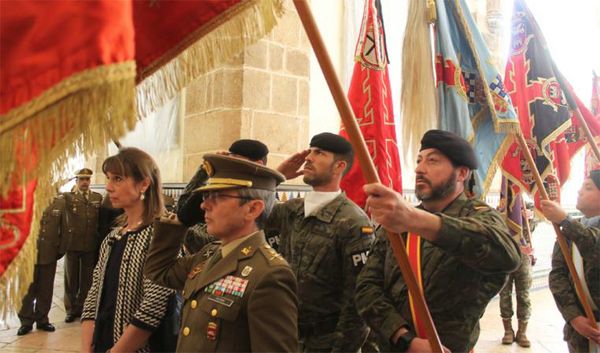 Homenaje en el claustro de la catedral pacense 