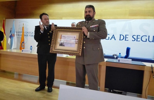 Entrega del galardón a la unidad militar 