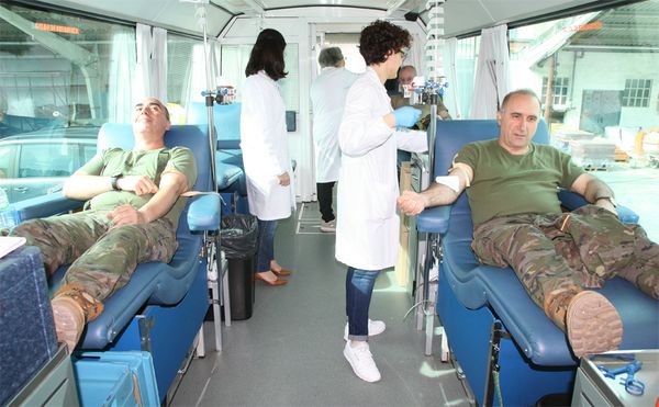 Dos militares donan sangre en la unidad móvil Dos militares donan sangre en la unidad móvil