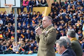 El general Díaz de Otazu se dirige a los escolares