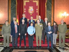 El general Lanchares con los periodistas